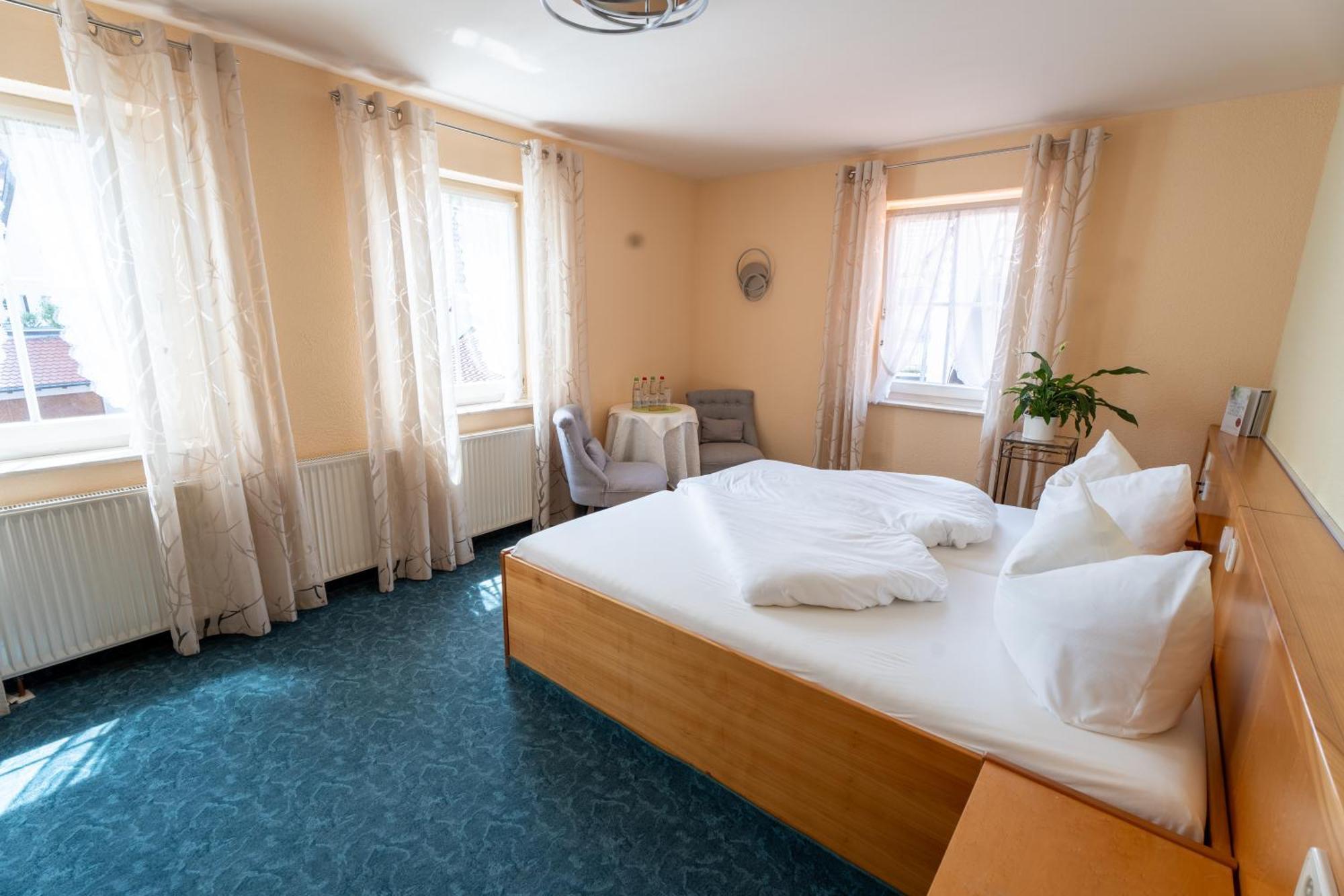 Hotel - Restaurant Traube Neuffen Экстерьер фото